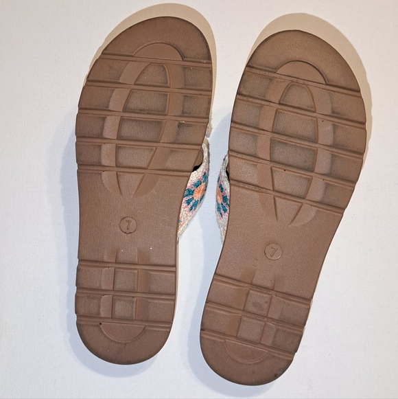 Forever Comfort Size 7 Women's Crochet Sandals - Picture 5 of 6